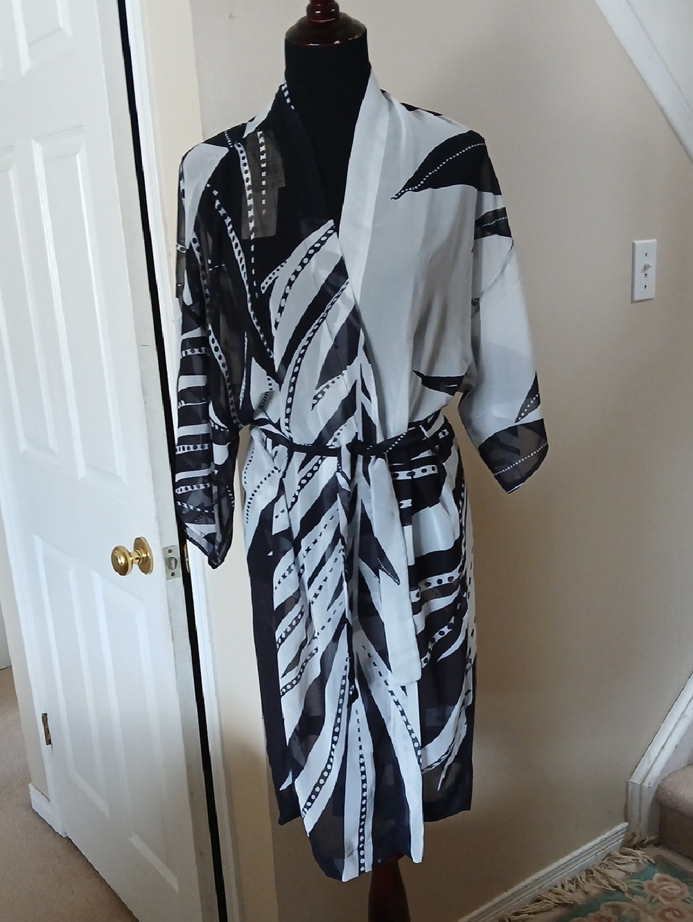 NWT Women’s Black & White Printed Beach Robe - Brand